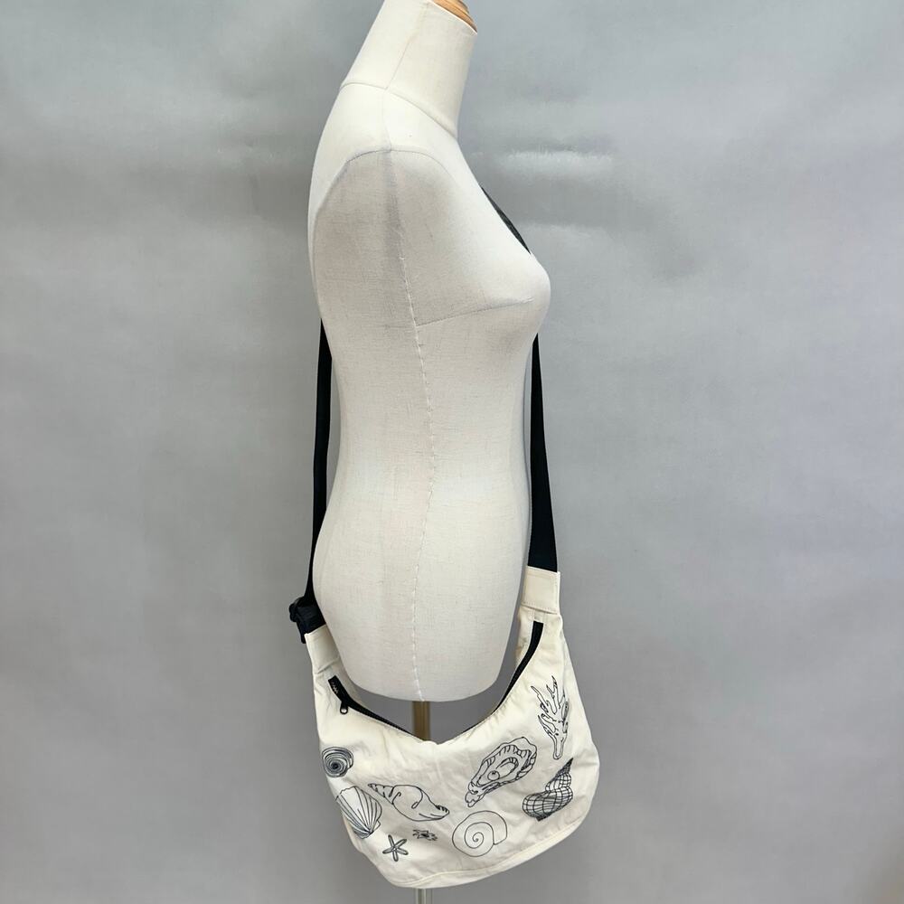 Baggu Medium nylon crescent bag in Embroidered Shells crossbody adjustable NWT - Picture 4 of 16